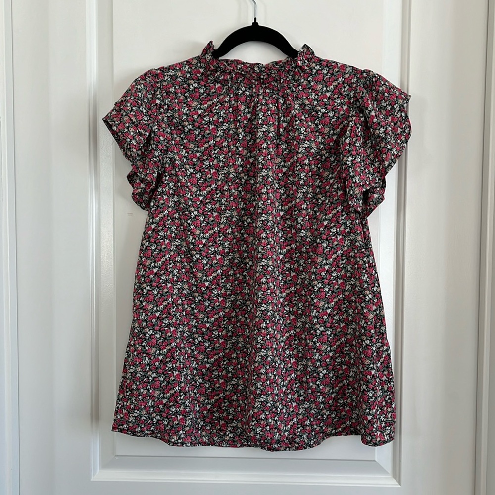Entro floral flutter sleeve blouse size medium